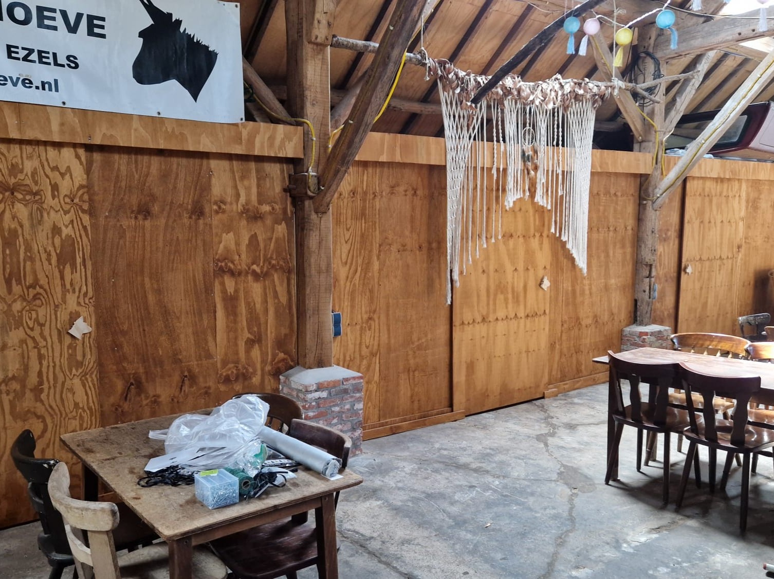 De kastenwand in de schuur
